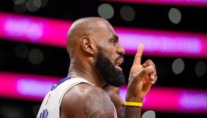 足球无插件直播-夸梅：詹姆斯通过富保罗控制了联盟 让NBA修改规则&amp;允许他走步